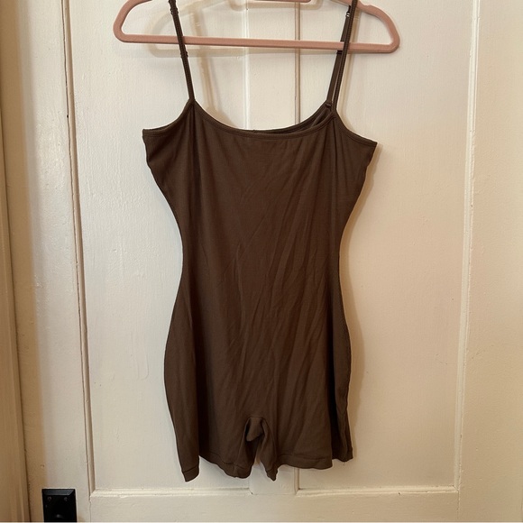 Skims soft lounge scoop onesie - Picture 4 of 6